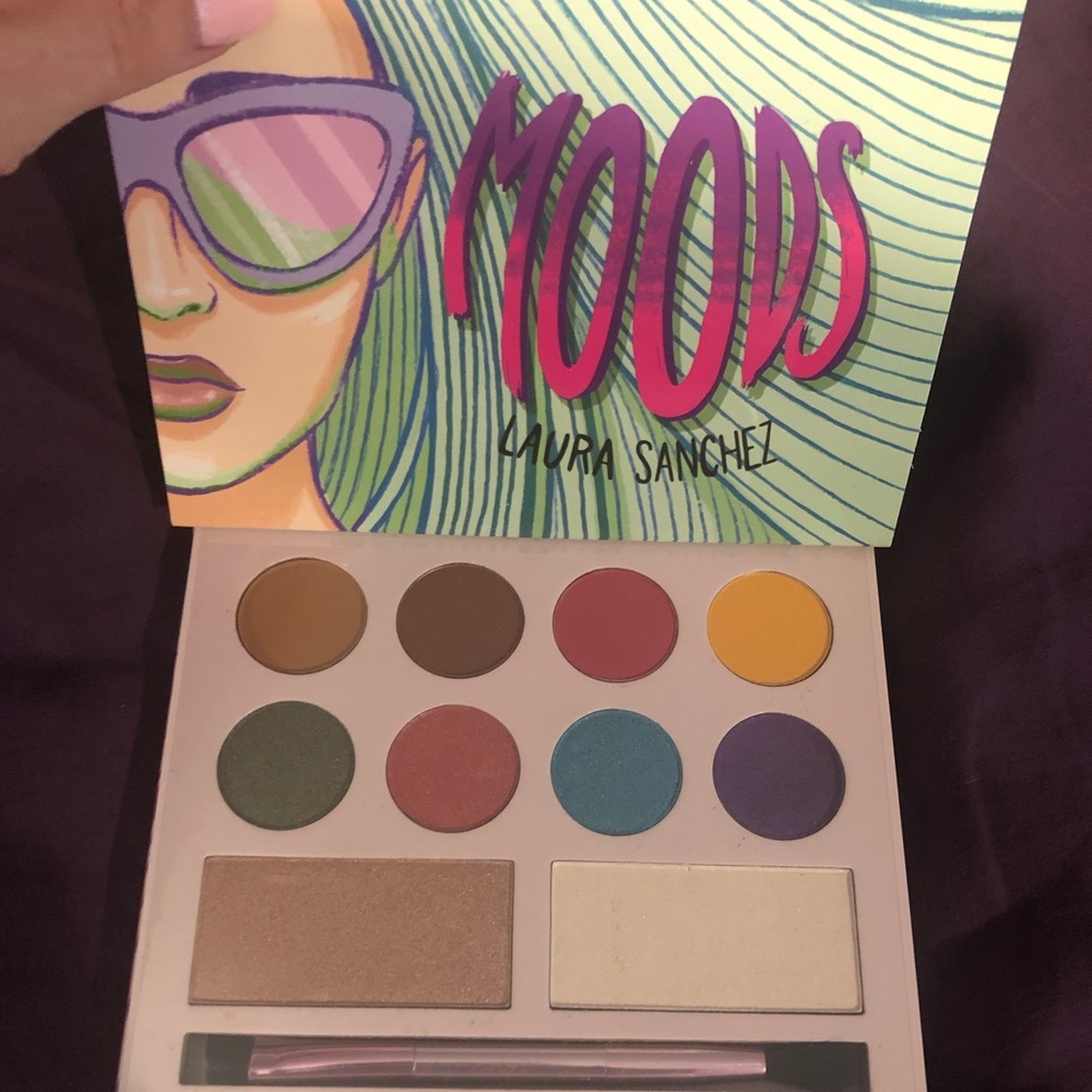 eyeshadow/highlighter palette 5 eyeshadow brushes